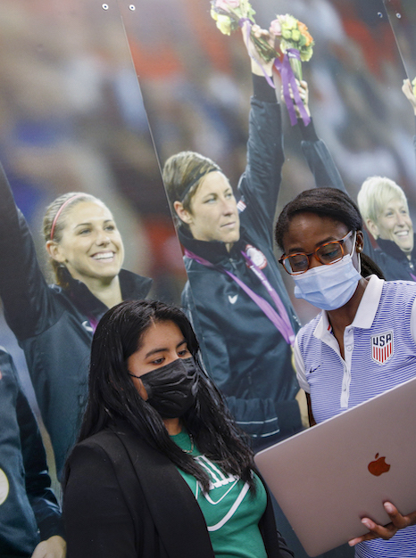 Daniela Rodriguez, a Break Through Tech Chicago Sprintern, works with U.S. Soccer Federation’s Nicole Idowu at the federation's headquarters in Chicago.